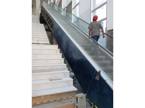 Revestimento de escada rolante com aço inox 