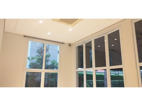 Sala de estar – porta camarão de alumínio com vidro laminado | São Paulo
