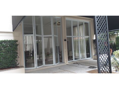 Fabricação de portas tipo camarão em alumínio, com acabamento em vidro laminado.