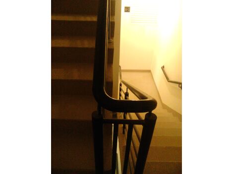 Fabricação de corrimão com guarda-corpo para uso interno em edifícios.