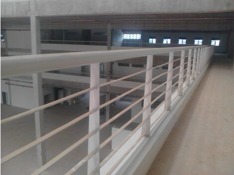 Fabricação de corrimão metálico com guarda-corpo reforçado para maior segurança estrutural.