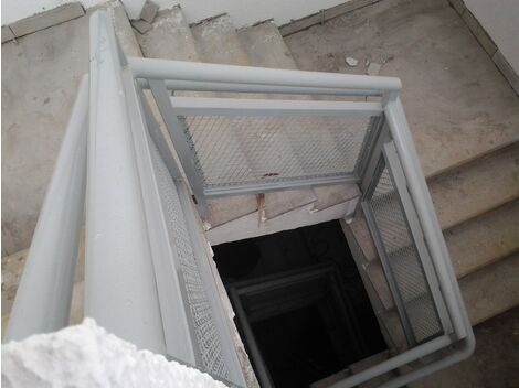 Fabricação de corrimão duplo em aço com gradil para escada de emergência em edifício.