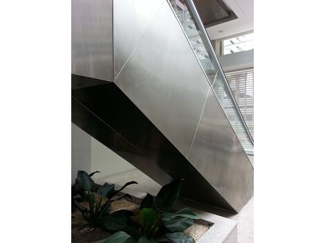Manutenção de revestimento de aço inox para escada rolante 