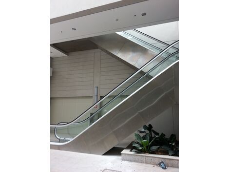 Manutenção  de revestimento em chapa de inox  para escada rolante 