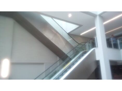 Manutenção de revestimento com chapas de aço inox para escada rolante 