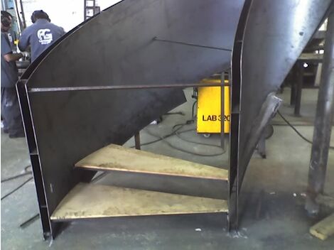 Produção de escadas helicoidais metálicas com alta resistência e durabilidade.
