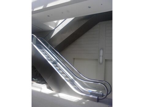 Manutenção de revestimento de chapa de aço inox para escada rolante