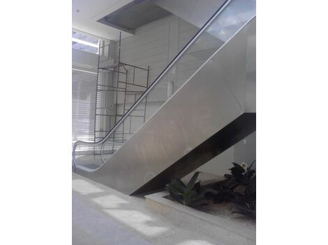 Manutenção de revestimento em chapas de aço inox para escada rolante 