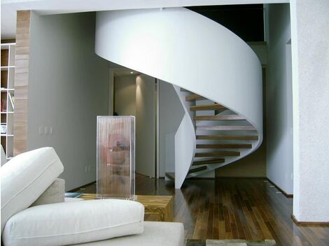 Escada metálica helicoidal para sala – design e funcionalidade.