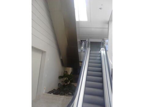 Manutenção de revestimento de chapas inox para  escada rolante 