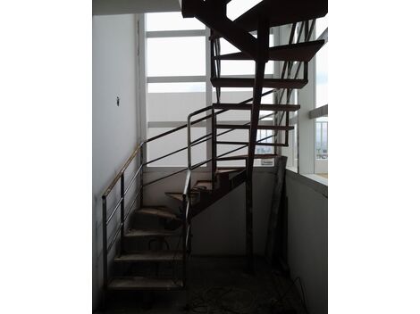 Fabricamos  escada metalica com guarda corpo residencial 