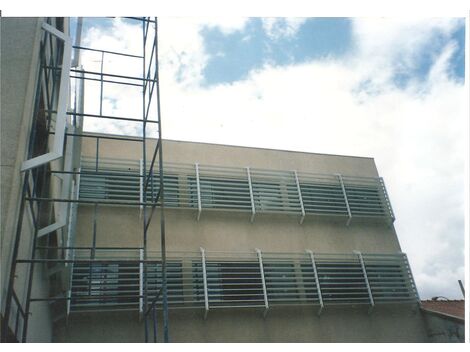 Fabricação de brises de alumínio, com execução de obra concluída em Bragança Paulista.