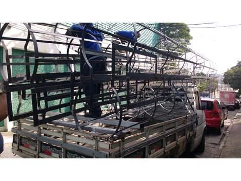 Transporte da estrutura  das escadas marinheiro metalica 