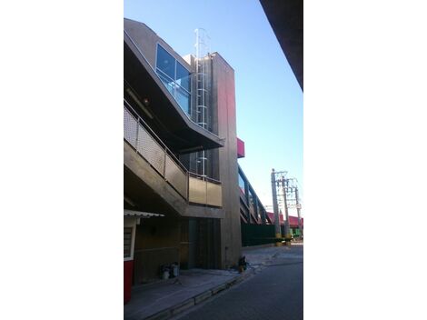 Fabrica escada marinheiro  na estação de trem Zona Norte