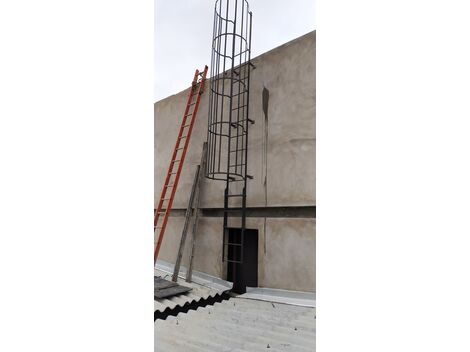 Fabricamos estrutura metalica reforçada para escada marinheiro 