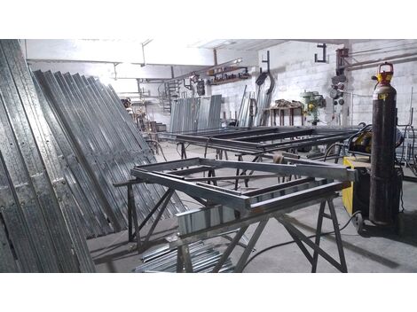 Controle de qualidade e volume. Seu Batente Metálico está aqui, pronto para envio. 