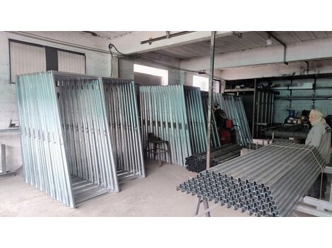 Batente metálico com alta resistência e durabilidade.