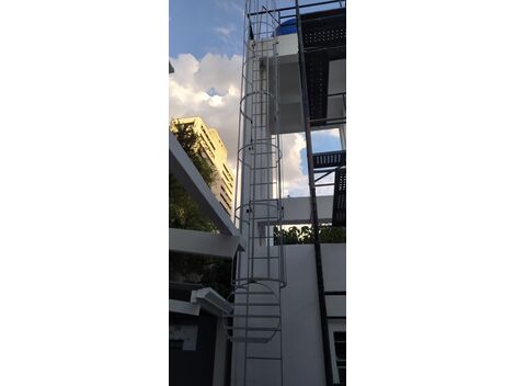 Fabrica de escada  metalica marinheiro com tampa de proteção 