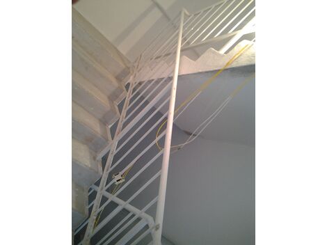 Fabricação de corrimão com guarda-corpo destinado a edifícios.