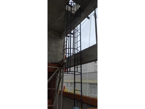Fabricamos  estrutura metalica para escada marinheiro area interna 
