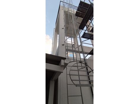Fabricamos escada metalica marinheiro com tampa de proteção 