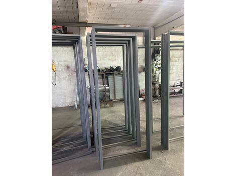 Fábrica especializada em batentes envolventes metálicos.