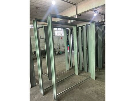 Produção de batentes envolventes com acabamento de alto padrão.