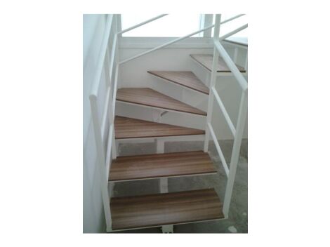 Fabrica de escada U  com guarda corpo  metalico