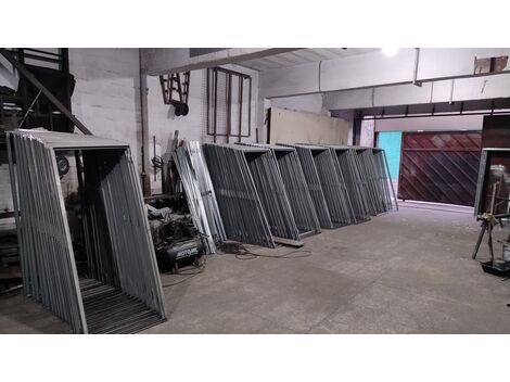 Estrutura de batente metálico para portas e janelas.