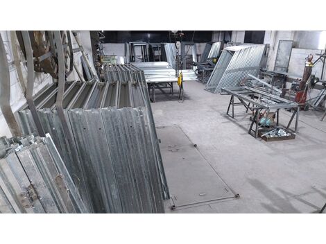 Soluções em batente metálico para diferentes tipos de portas.